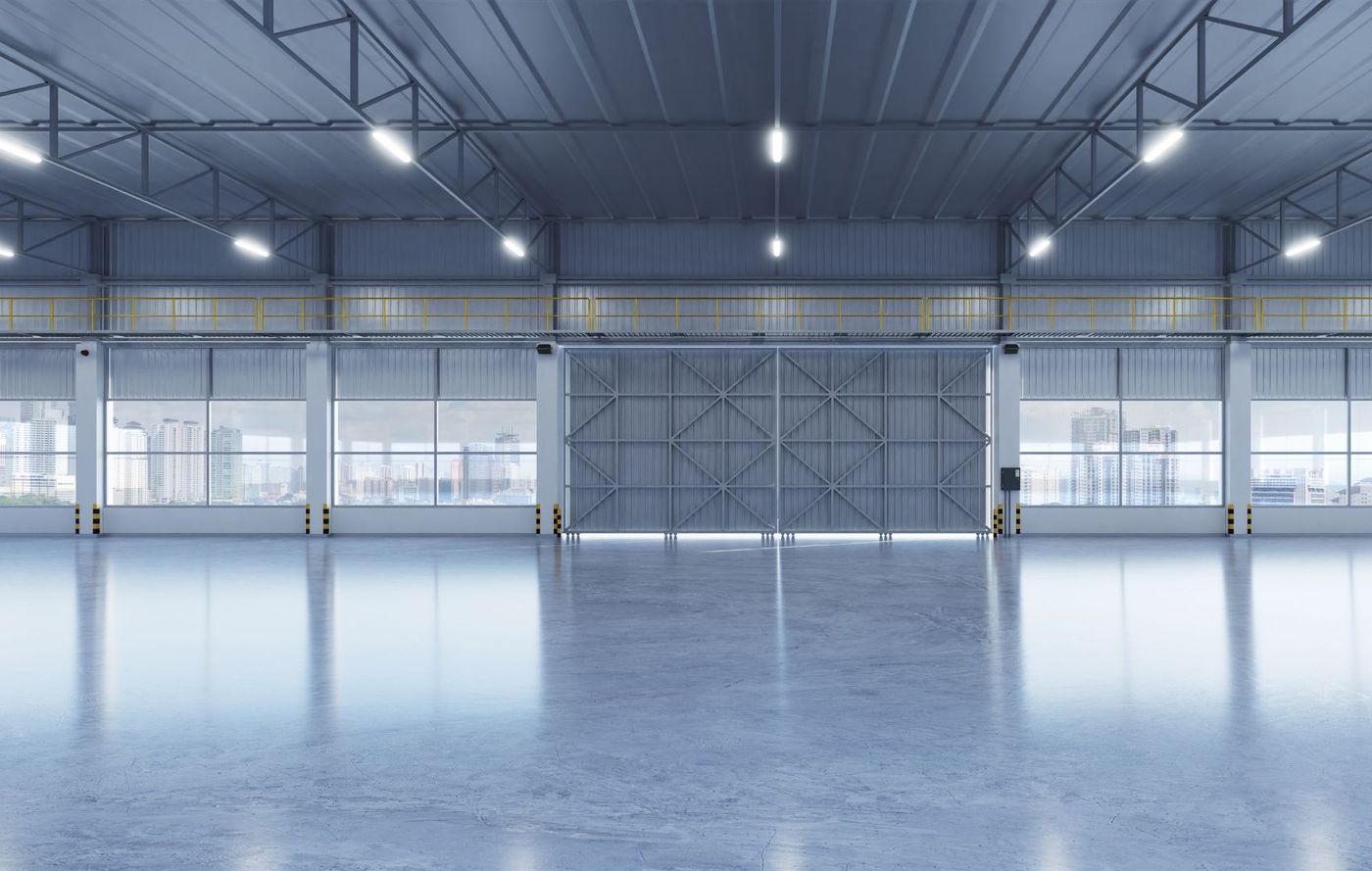 Interior de una nave industrial con estructura metálica y piso de concreto